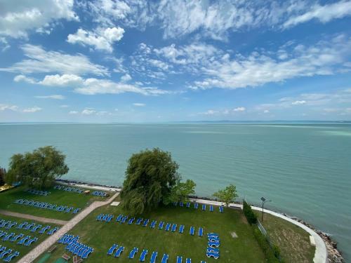 Panorama luminoso dell'Hotel Balaton